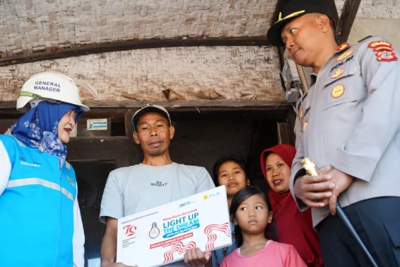 salah seorang warga yang mendapatkan ptogram Light Up The Dream dari PT PLN