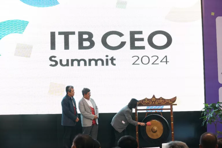 rektor ITB membuka acara ITB CEO Summit 2024