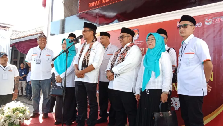 Calon Bupati dan Wakil Bupati Garut Helmi Budiman dengan Yudi Nugroho Lasminingrat resmi mencalonkan diri ke KPU Kabupaten Garut