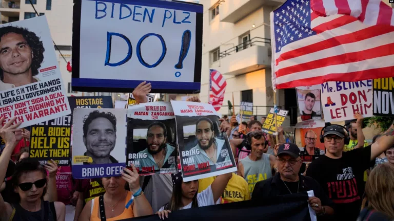 Keluarga sandera yang ditawan Hamas di Jalur Gaza dan pendukung mereka berunjuk rasa di dekat hotel tempat Menteri Luar Negeri AS Antony Blinken menginap selama kunjungannya di Tel Aviv, Senin, 19 Agustus 2024. (Sumber: VOA Indonesia)