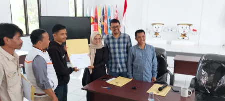 Komisioner KPU saat menerima hasil test kesehatan paslon Bupati/wakil Bupati Kuningan di Aula KPU setempat.