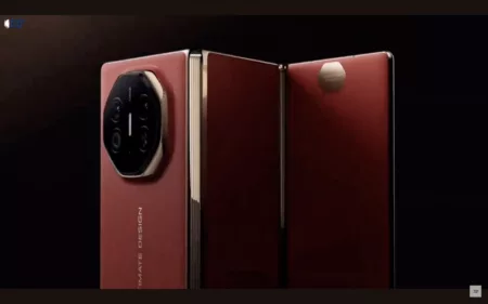 Huawei Mate XT Ultimate Smartphone Lipat Tiga (Youtube/Kedai Kopi)