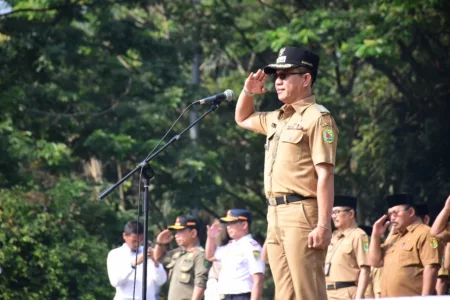 Bupati Bandung Dadang Supriatna Memimpin Apel