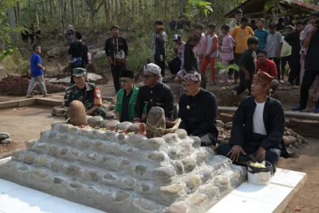 Ziarah kubur ke makam Buyut Ratu Galuh Pakuan dan Buyut Suramanggala dalam rangka perayaan tradisi hajat bumi