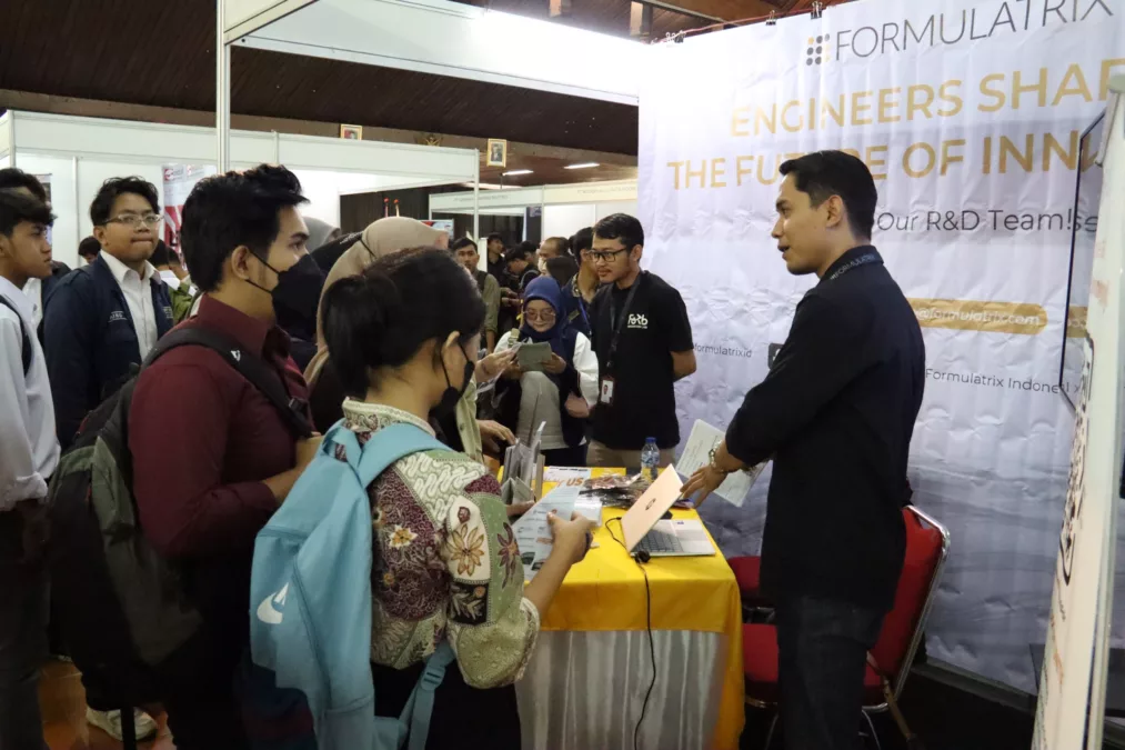 Sejumlah mahasiswa dan alumni mengunjungi salah satu stan perusahaan di Polban Career Expo 2024