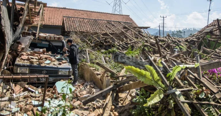 Proses Pembersihan Puing Bangunan Akibat Gempa Bandung