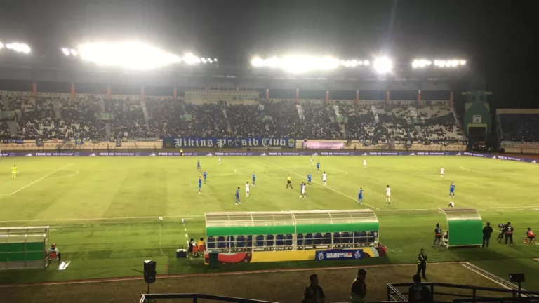 Persib Bandung vs PSIS Semarang BRI Liga 1 2024-2025