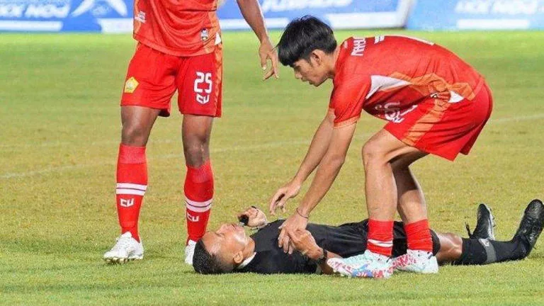 Wasit Eko Agus tergeletak di lapangan usai insiden pemukulan di laga perempat final PON 2024 antara Aceh vs Sulteng