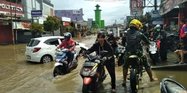 Prajurit TNI Terpaksa "Nyeker" Saat Hendak Menerabas Genangan Air di Dayeuhkolot