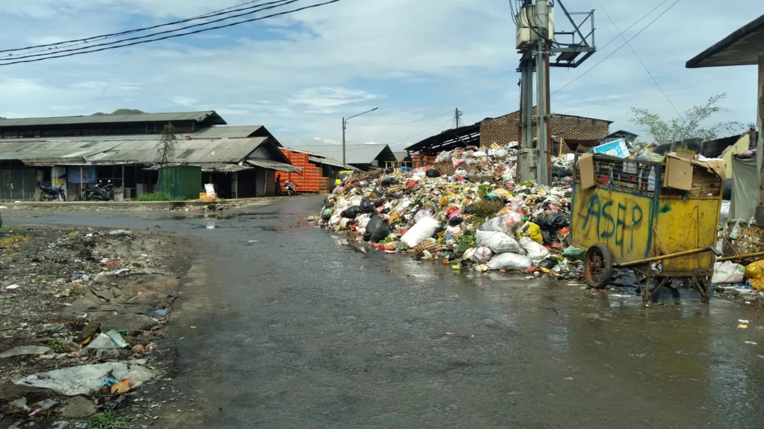 Tumpukan Sampah di Pasar Baleendah Kabupaten Bandung