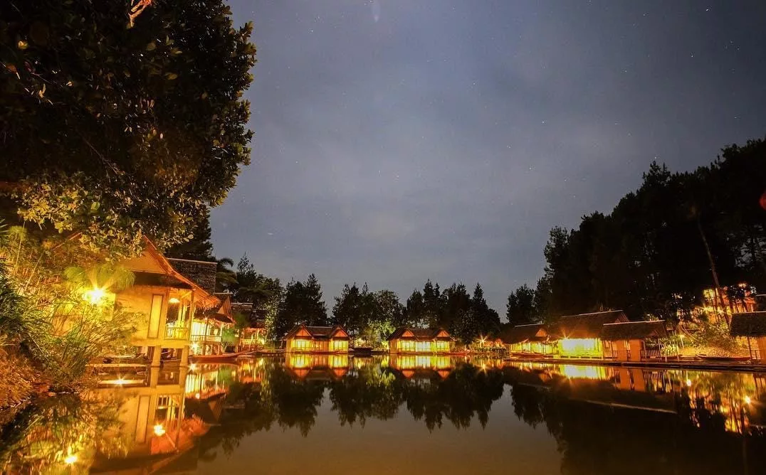 Kampung Sampireun Resort Malam Hari.