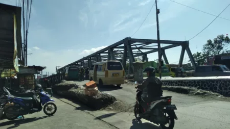 Jembatan Geulis Dayeuhkolot Dibiarkan Rusak dan Tak Kunjung Diperbaiki oleh Pemprov Jabar