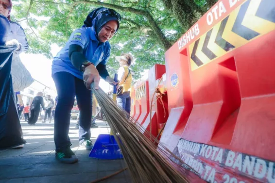 Salah Seorang warga Kota Bandung saat bebersih bandung dalam rangkaian HJKB ke 214