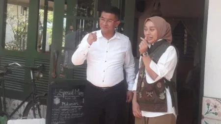 Kunjungan Erwan Setiawan ke Putri Karlina