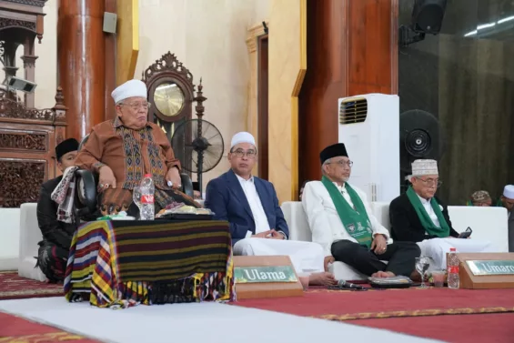 Calon Gubernur Jawa Barat, Ahmad Syaikhu, menghadiri peringatan Maulid Nabi Muhammad SAW di Pondok Pesantren At-Taqwa, tepatnya di Masjid Jami At-Taqwa, Kampung Ujung Harapan, Kecamatan Babelan, Kabupaten Bekasi, Senin