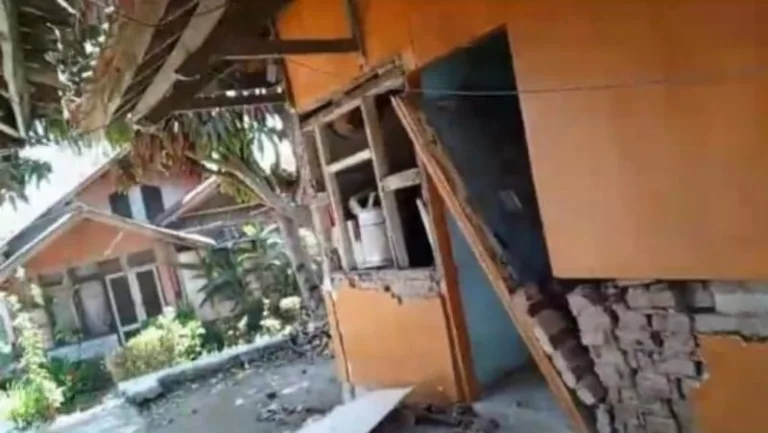 Rumah Warga Kertasari yang Rusak Akibat Gempa