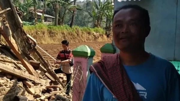 Asep, Warga Desa Cihawuk yang Rumahnya Ambruk Akibat Gempa Kabupaten Bandung