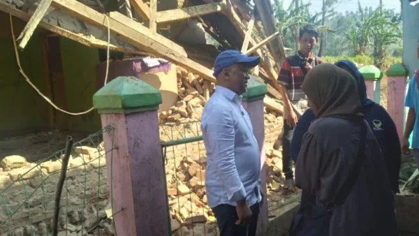 Calon Wakil Gubernur Jawa Barat, Ilham Habibie, Menjenguk Korban Gempa di Cihawuk Kabupaten Bandung