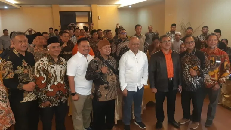 Ilham Habibie, calon Wakil Gubernur Jawa Barat, saat menghadiri saresehan para Kepala Desa se-Jawa Barat dengan tema "Dari Desa Membangun Negeri, Menuju Desa Asih Mandiri"