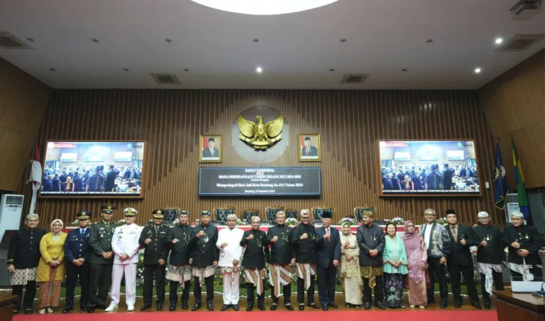 Rapat Paripurna Istimewa dalam rangka Hari Ulang Tahun (HUT) Kota Bandung ke-214 di Gedung DPRD Kota Bandung, Rabu 25 September 2024.