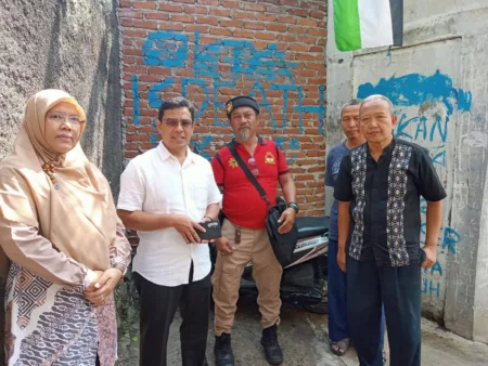 Anggota DPRD Kota Bandung Ahmad Rahmat Purnama saat kunjungi gang yang di tembok