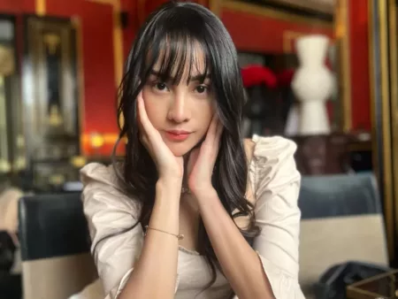 Anya Geraldine tampil dengan Poni