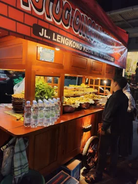 Kuliner Night di Lengkong Kecil: Nikmati Tutug Oncom hingga Sambal Jontor