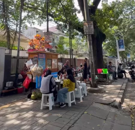 Bakso di Bandung Tamansari, Cuman Gerobakan Tapi Rasanya Bikin Ngantri Panjang (@BettyAugustina)