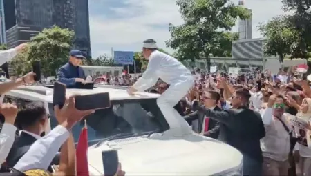 Dedi Mulyadi Memanjat Mobil Prabowo Subianto