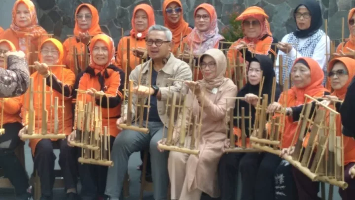 Farhan Terlibat Latihan Angklung Bersama Lansia, Janjikan Program Pos Windu Aktif