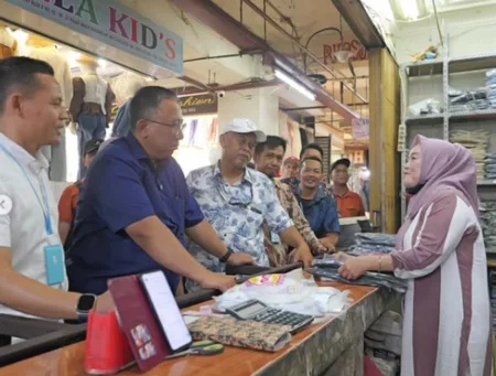 Calon Wali Kota Bandung dengan nomor urut dua, Haru Suandharu, mengunjungi Pasar Andir pada Kamis 10 Oktober 2024 siang