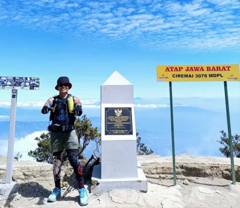 Dr Ukas Suharpaputra seorang pendaki saat berada di atap Jawa Barat Gunung Ciremai ketinggian 3078 mdpl