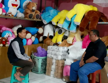 Haru Suandharu datangi produsen boneka di Kampung Babakan Caringin, Sukajadi, pada hari Sabtu 26 Oktober 2024