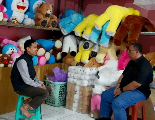 Haru Suandharu datangi produsen boneka di Kampung Babakan Caringin, Sukajadi, pada hari Sabtu 26 Oktober 2024