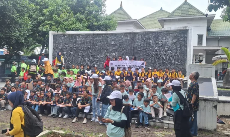 Kunjungan siswa-siswi SDN 182 Perumnas Cijerah ke Museum Mandala Wangsit Siliwangi / Azmy Yanuar Muttaqien