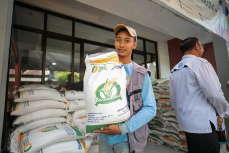 Pemkot Bandung pastikan beras untuk PKM layak konsumsi. (foto:Diskominfo)