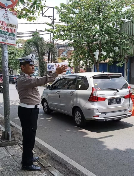 Polsek Andir Atur dan Pantau Lalu Lintas di Titik Rawan Kemacetan Siang Hari