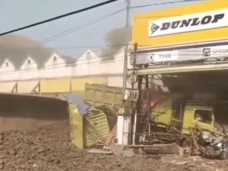 Video Truk Rem Blong : Sebabkan Kecelakaan Beruntun di Subang