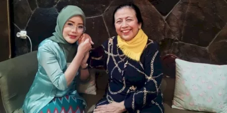 Anggota DPD RI, Aanya Rina Casmayanti (kiri) Bersama Ceu Popong (kanan)