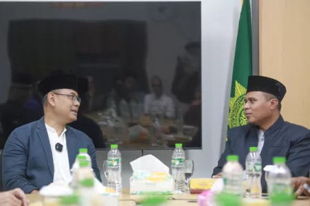 Calon Walikota Bandung Arfi Rafnialdi (kiri) Ketua Pimpinan Daerah (PD) Persis Kota Bandung Andri Mulyadi