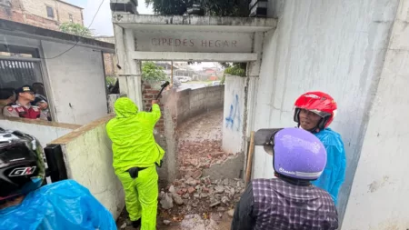 Warga saat membongkar gang Cipedes yang di tembok Yayasan Trimulia