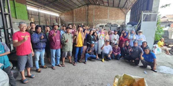 Pemulung dan Pengusaha Rongsok Garut Dukung Pasangan Helmi-Yudi