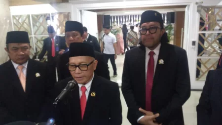 Ketua DPRD Jawa Barat, Buky Wikagoe Wibawa, Didampingi Pimpinan DPRD Jabar Lain saat Konfrensi Pers