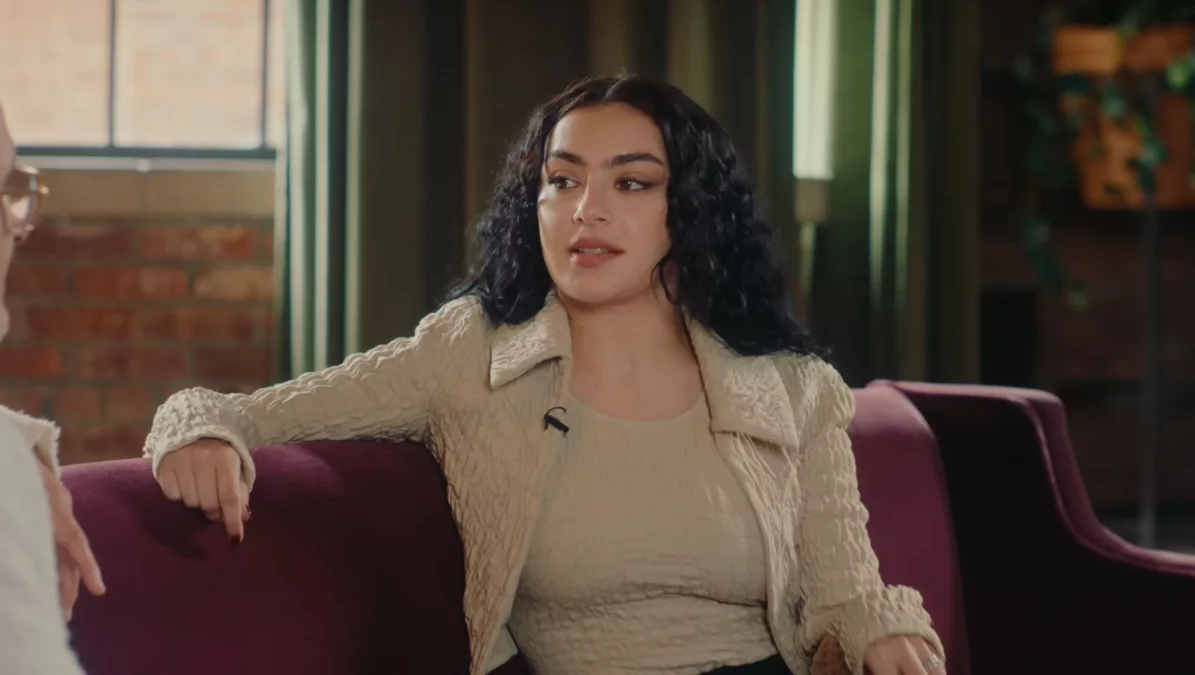 Charli XCX melakukan wawancara bersama Zane Lowe di akun Youtube Apple Music (Youtube: Apple Music)