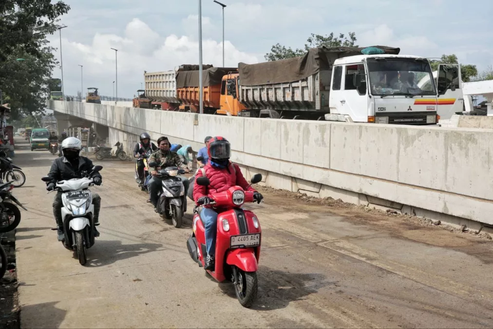 pengendara motor yang melintas di flyover Ciroyom Bandung