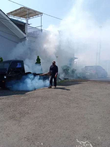 Kelurahan Sukamentri melakukan fogging di wilayah RW 022 pada Jumat, 18 Oktober 2024.