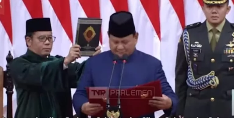 Prabowo Subianto Saat Diambil Sumpah Jabatan Sebagai Presiden RI