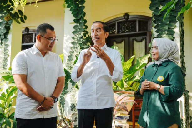 Mantan Presiden Joko Widodo bersama pasangan Calon walikota dan wakil walikota Bandung Arfi dan Yena