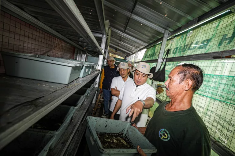 Wakil Wali Kota Bandung Erwin saat mengunjungi pasar Kosambi Sabtu 22 Februari 2025