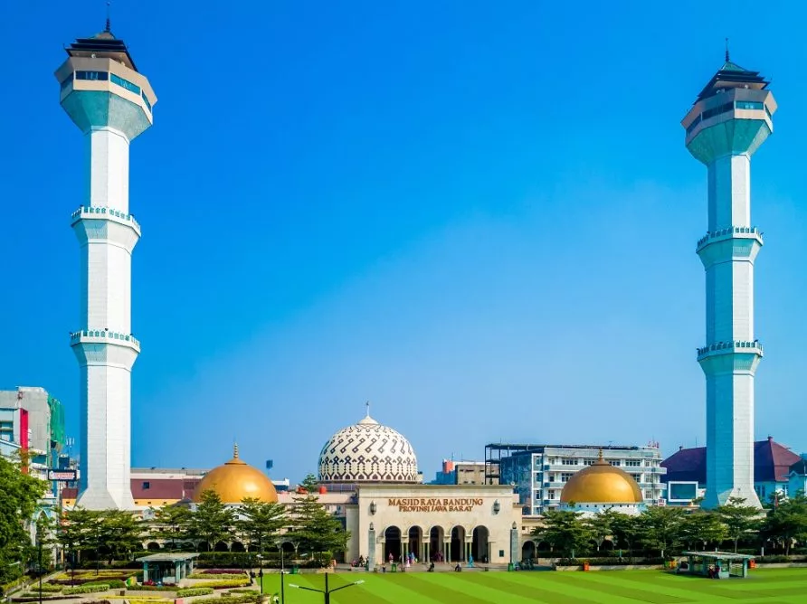 Wisata Religi di Masjid Raya Bandung Barat